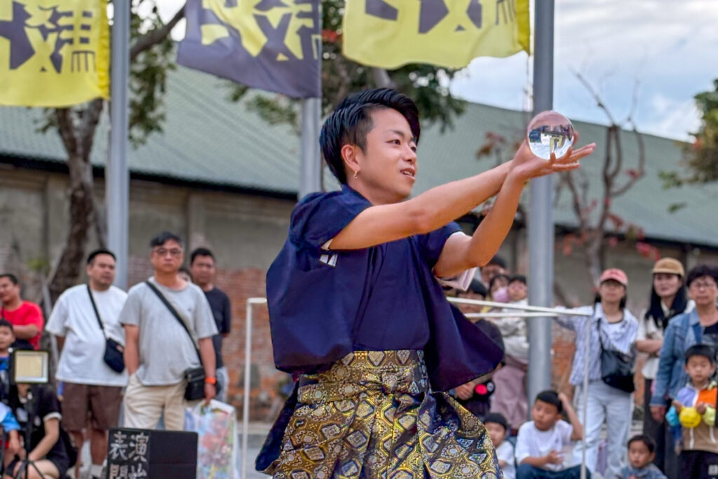 2026年2月27日、台湾・高雄の駁二芸術特区 蓬莱倉庫にて開催されたイベント「蟲林森遊會」で水晶玉パフォーマンスを演じるCrystal Magician® Michel